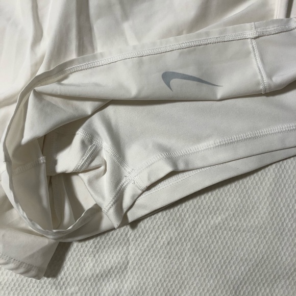 Nike White stretchy shorts with liner - Picture 4 of 5